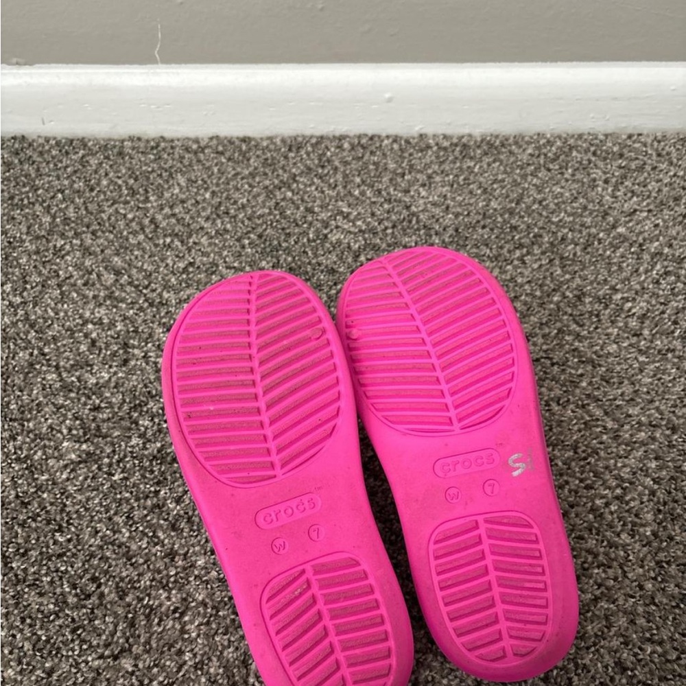 CROC Hot Pink Comfort Slides size 7 - Picture 4 of 4